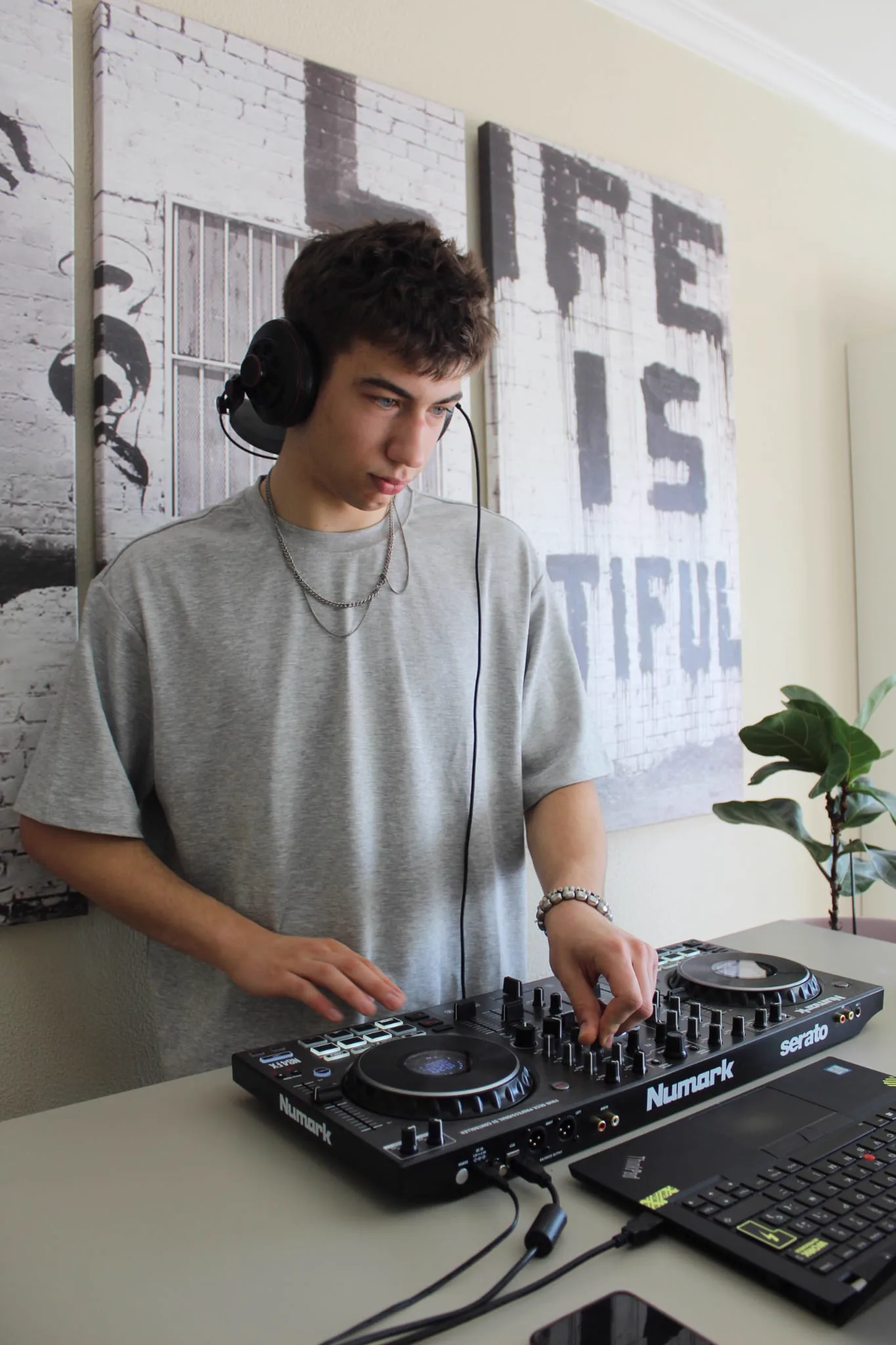 DJ ALMEi mezclando con controladora Numark, DJ profesional en Vigo