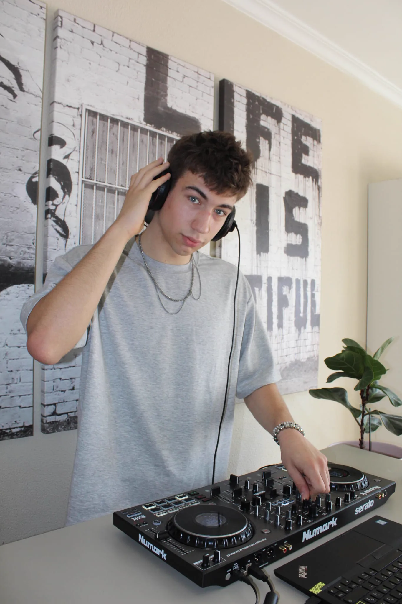 DJ ALMEi ajustando auriculares antes de una sesión en Galicia