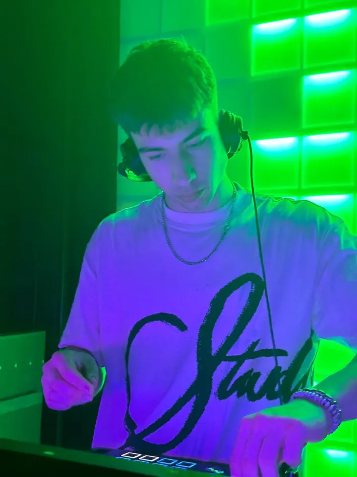 DJ ALMEi, DJ en Vigo pinchando en una sesión nocturna